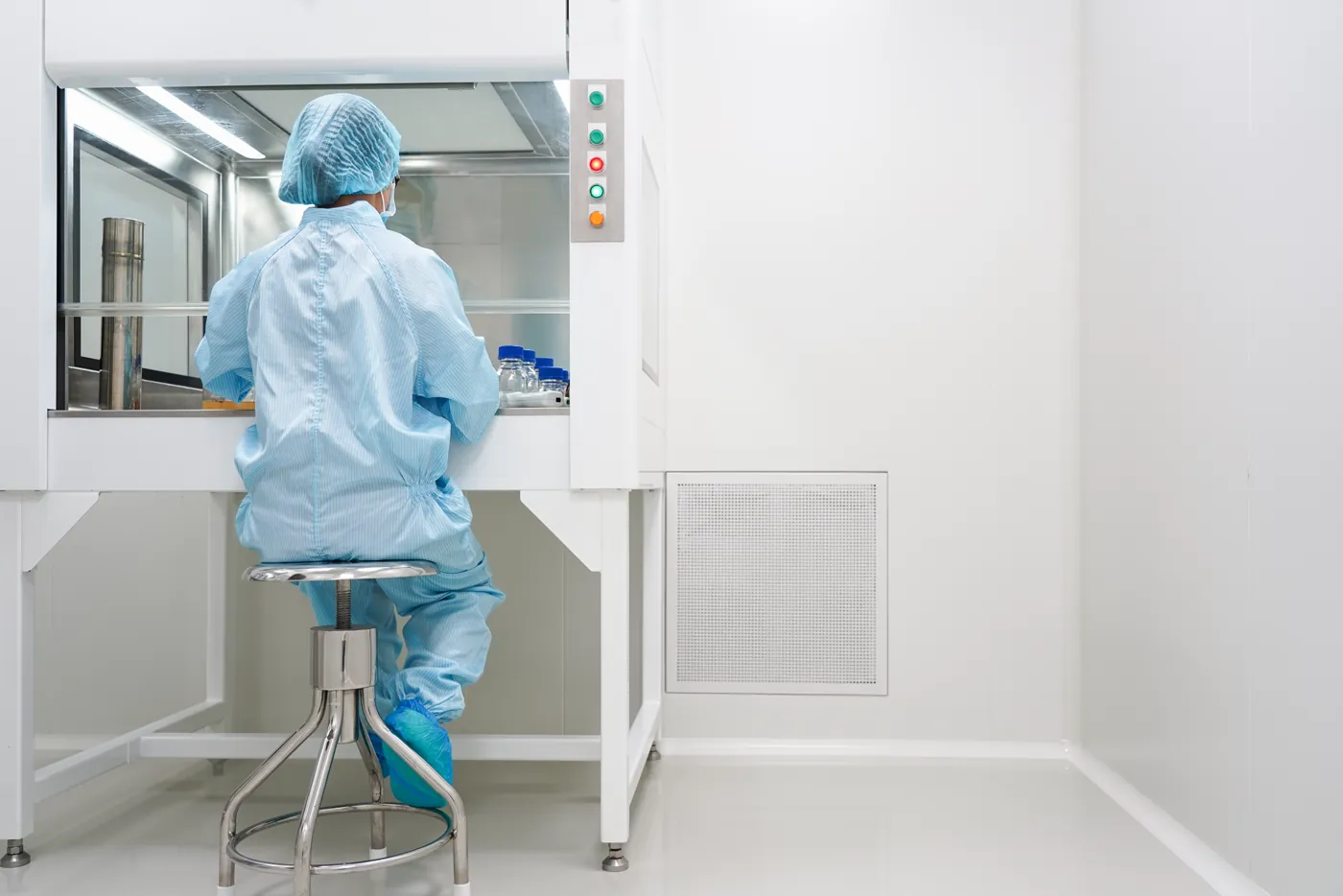 Profissional paramentada trabalhando em sala limpa de laboratório