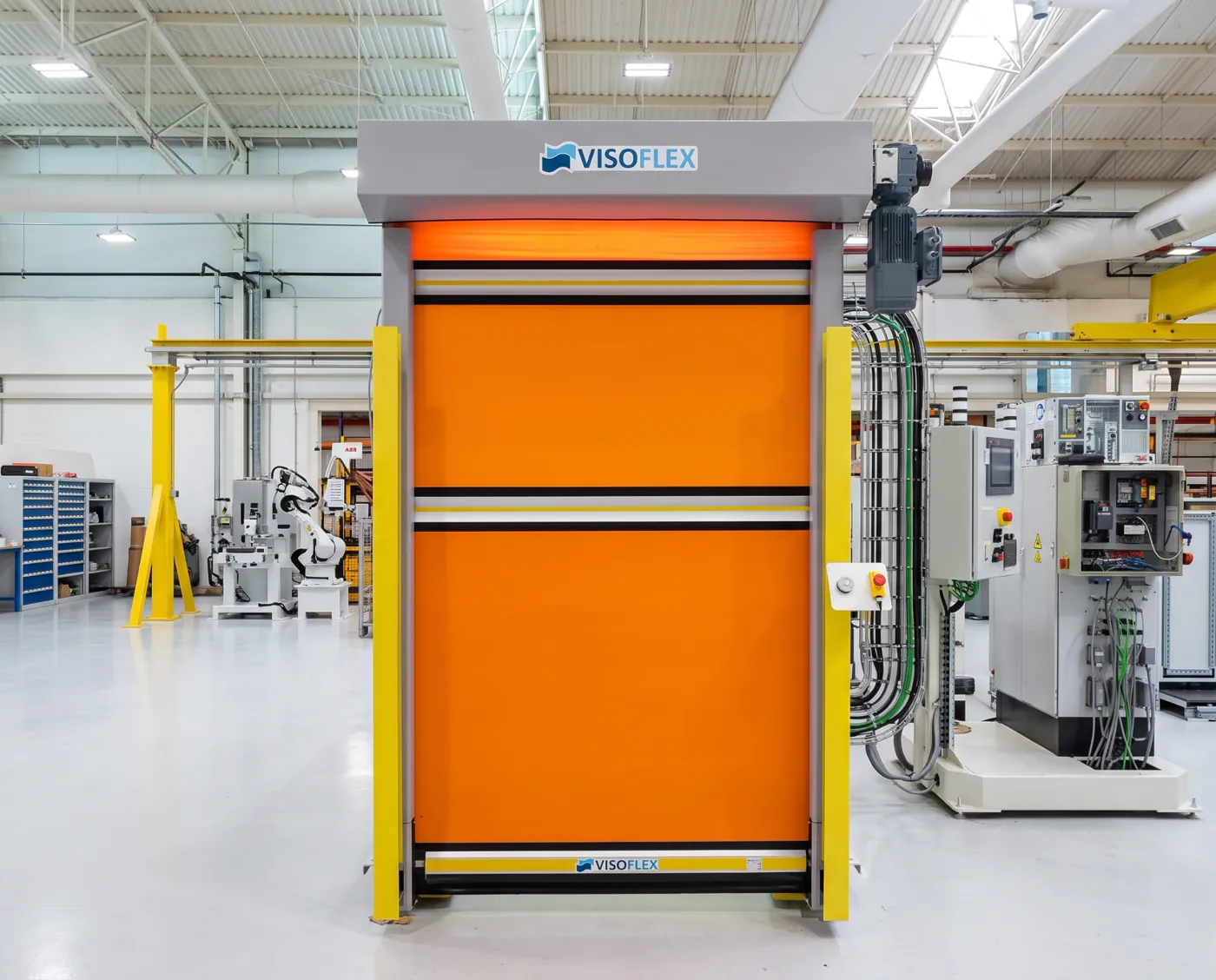 Porta rápida Visoflex VFX302 Safety laranja com colunas amarelas protegendo célula robótica