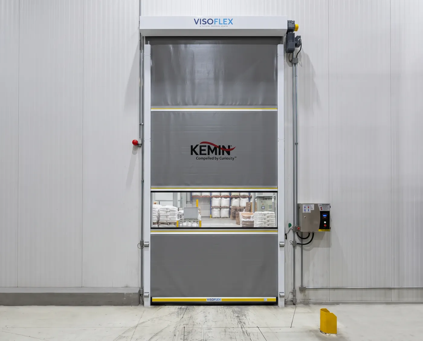 Porta rápida Visoflex VFX103 cinza com visor e logotipo da Kemin no tecido, em armazém de ingredientes