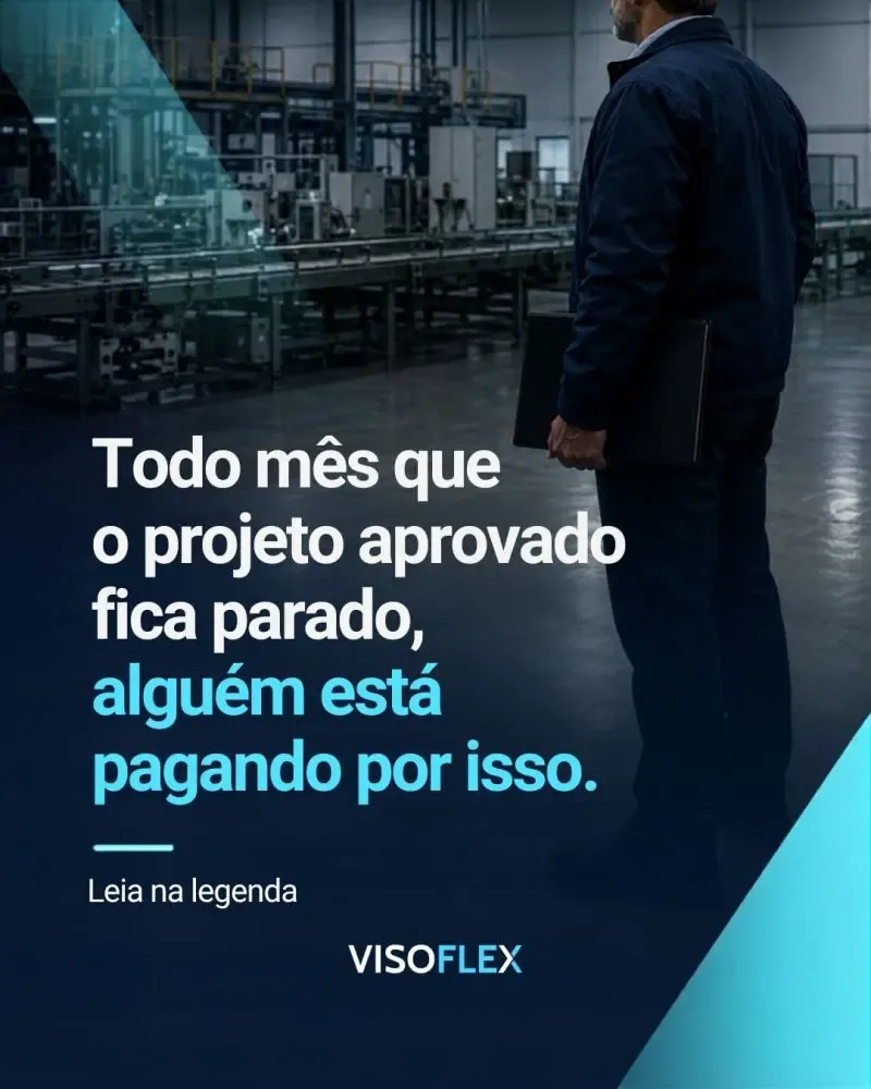 Gestor diante de linha de produção industrial, com a frase sobre o custo de um projeto aprovado que fica parado