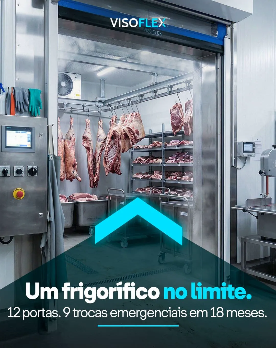 Porta rápida Visoflex aberta para câmara fria de frigorífico com carcaças penduradas, com a chamada 'Um frigorífico no limite'