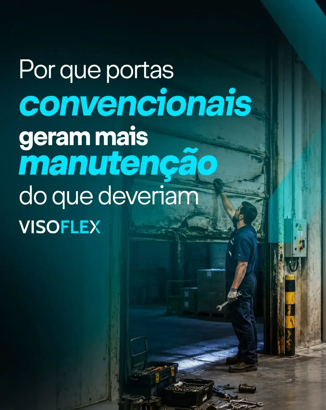 Técnico consertando porta seccional convencional danificada em armazém, com ferramentas no chão