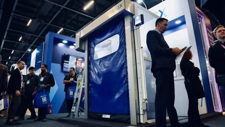 Porta rápida VFX702 Clean em exposição no estande da Visoflex em feira, com visitantes ao redor