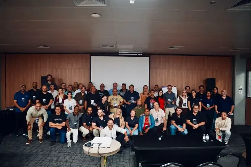 Foto de grupo do VISO26: time Visoflex e representantes reunidos em auditório em Indaiatuba/SP