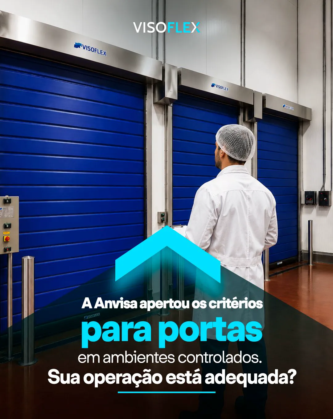 Portas rápidas Visoflex azuis em ambiente industrial controlado