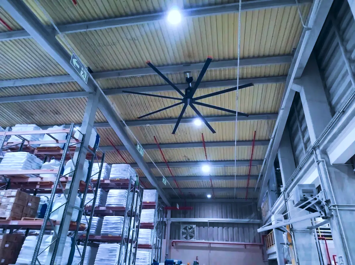 Ventilador HVLS Visoflex instalado sobre área de estocagem com porta-paletes em galpão