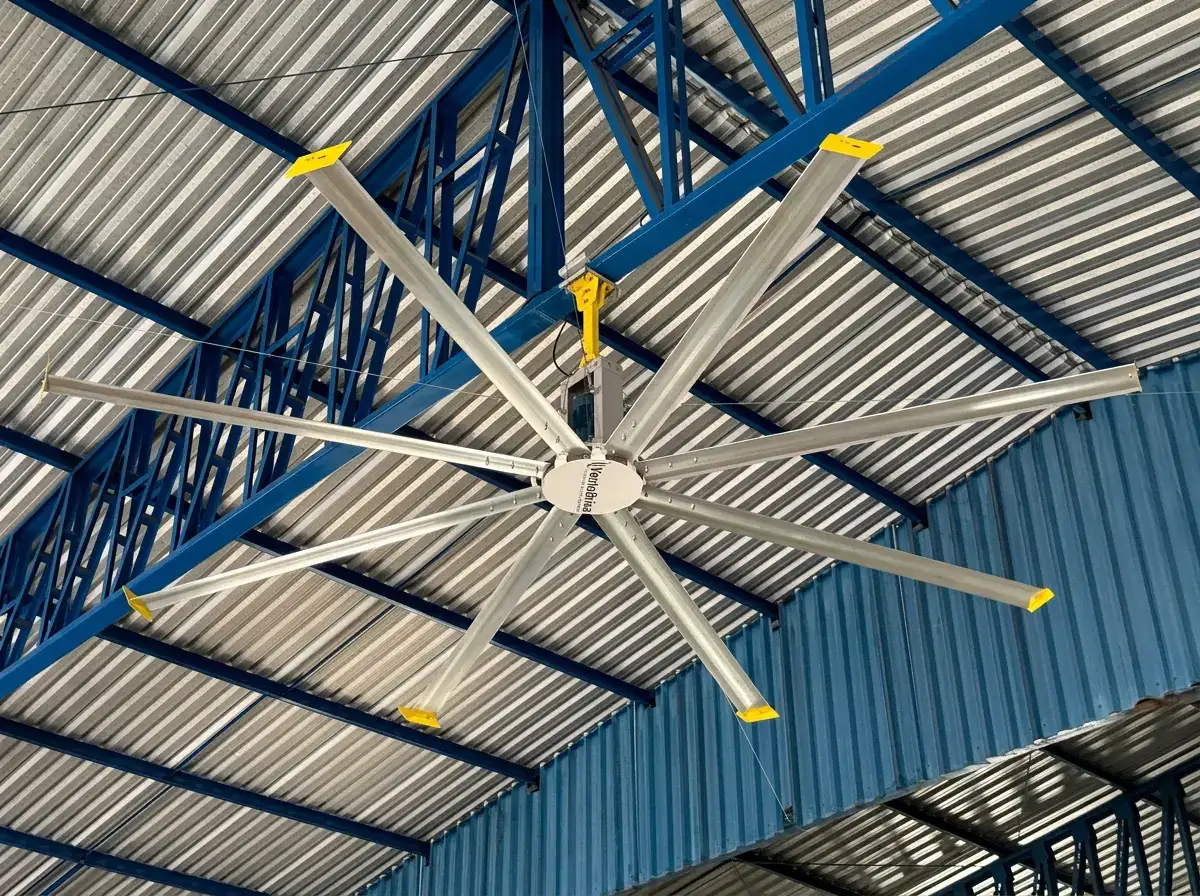 Ventilador HVLS Visoflex de pás longas sob a cobertura metálica de galpão industrial