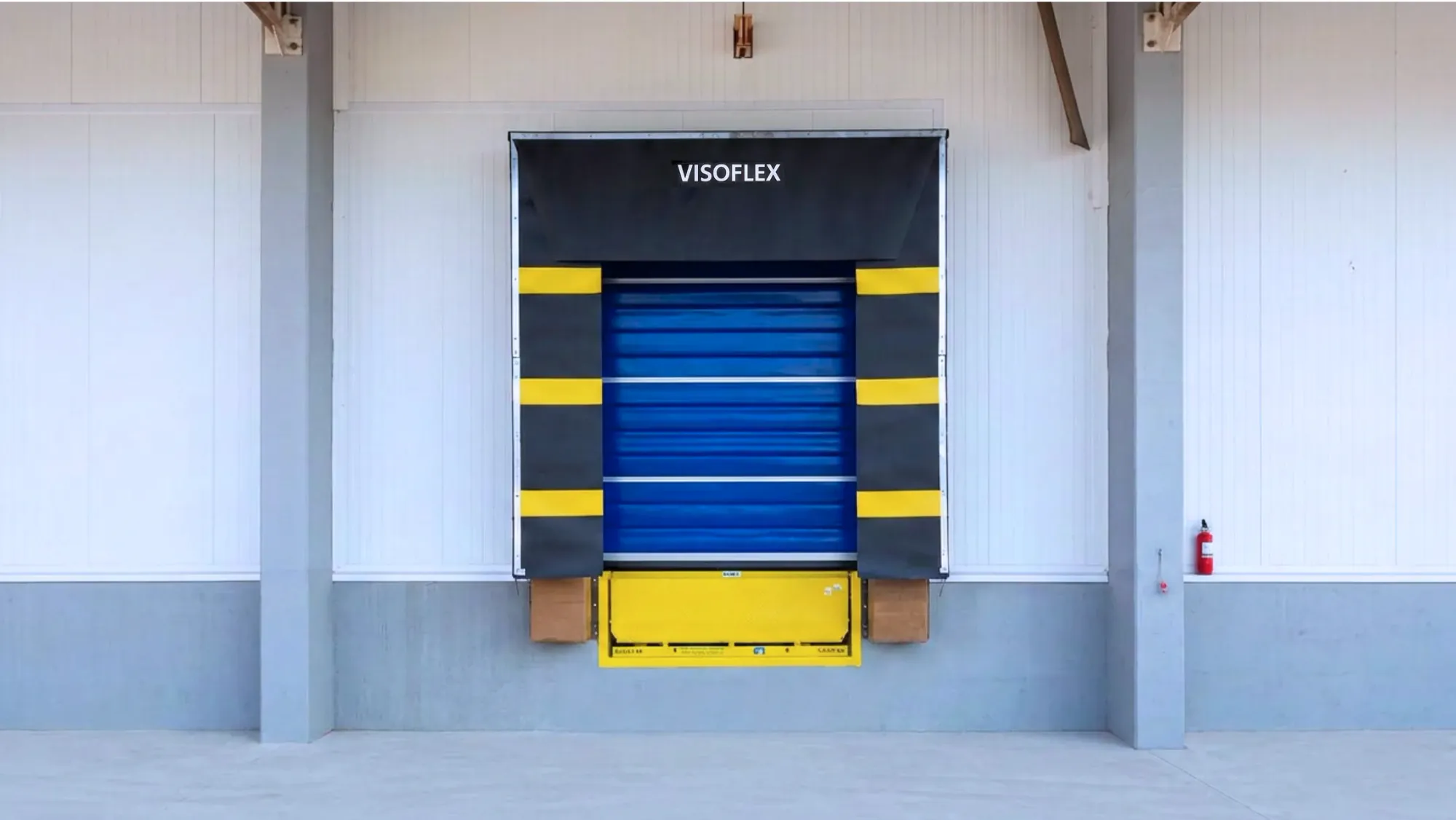 Porta rápida Visoflex VFX103 Dock Insulada azul com abrigo de doca e nivelador em doca refrigerada
