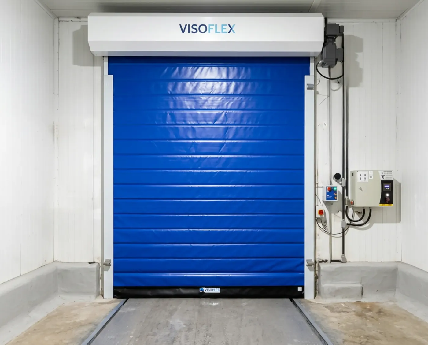 Porta de doca VFX103 Dock Insulada azul com tecido isolado instalada em doca climatizada