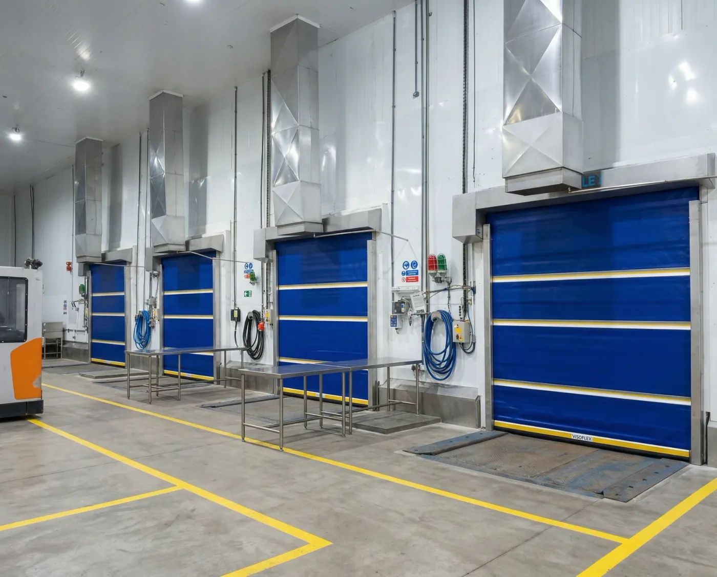 Sequência de portas de doca Visoflex VFX103 Dock Insulada azuis em área de expedição refrigerada de frigorífico