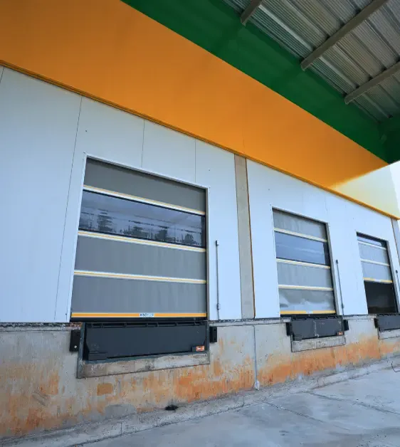 Portas de doca com visor instaladas sobre niveladores na fachada de um armazém — VFX103 Dock