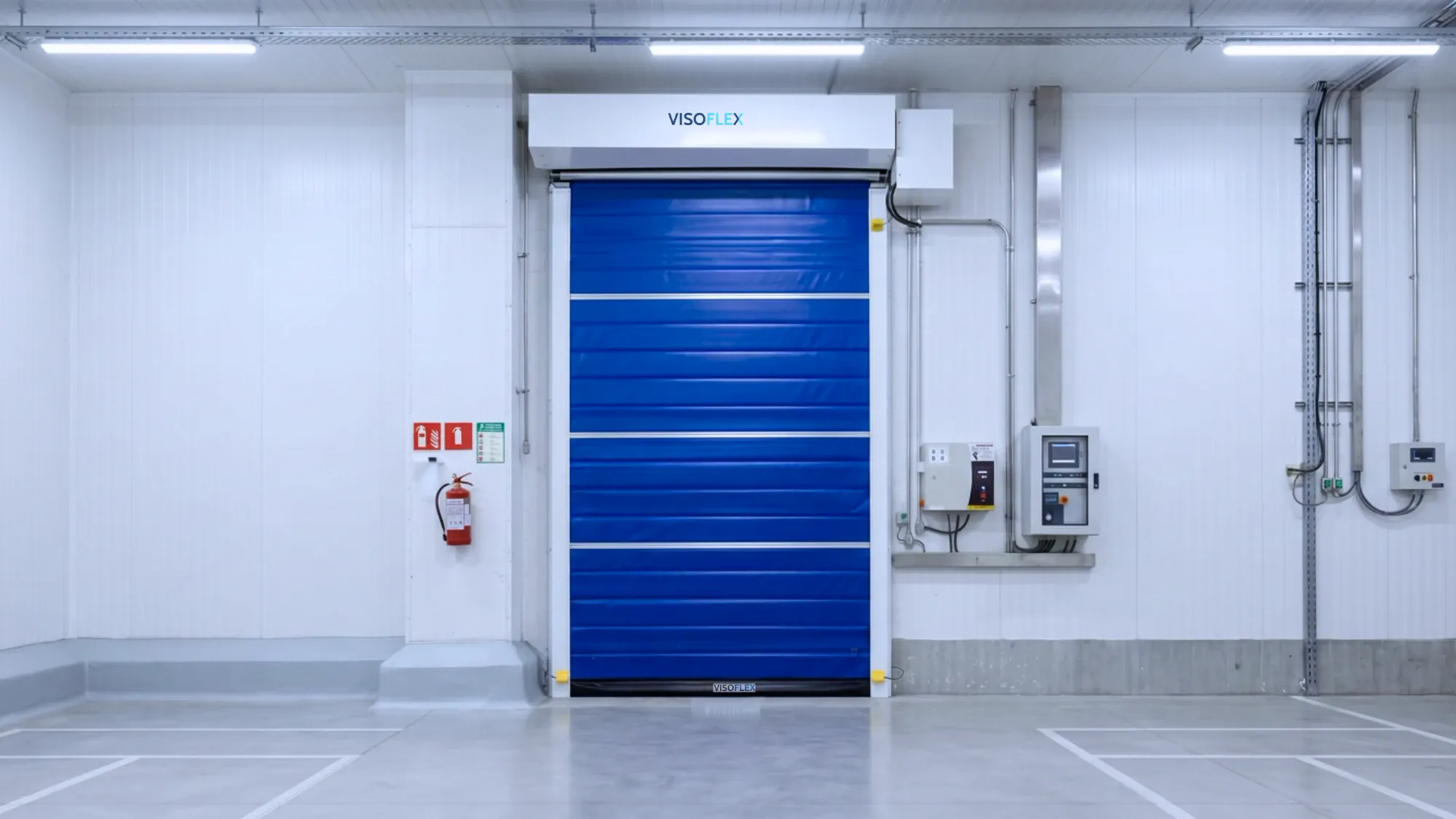 Porta rápida Visoflex VFX103 Insulada azul com perfis horizontais na entrada de câmara refrigerada