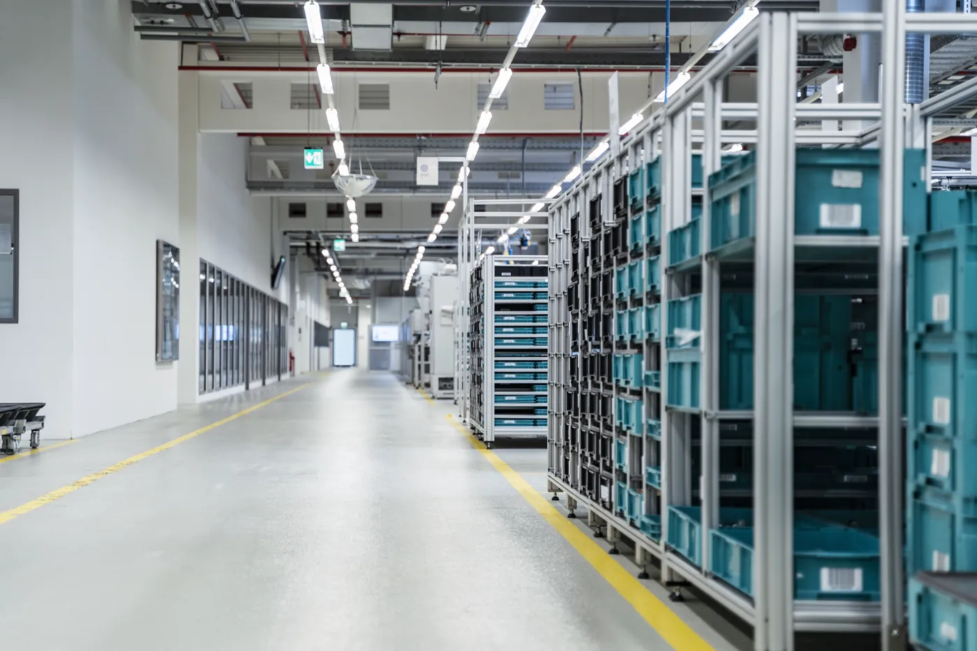 Caixas plásticas empilhadas em corredor de fábrica moderna