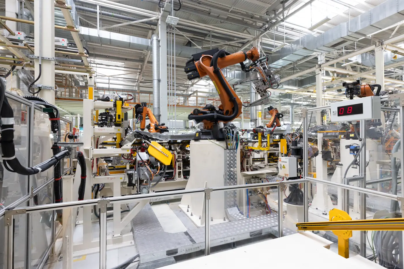 Robôs de solda em linha de produção automotiva