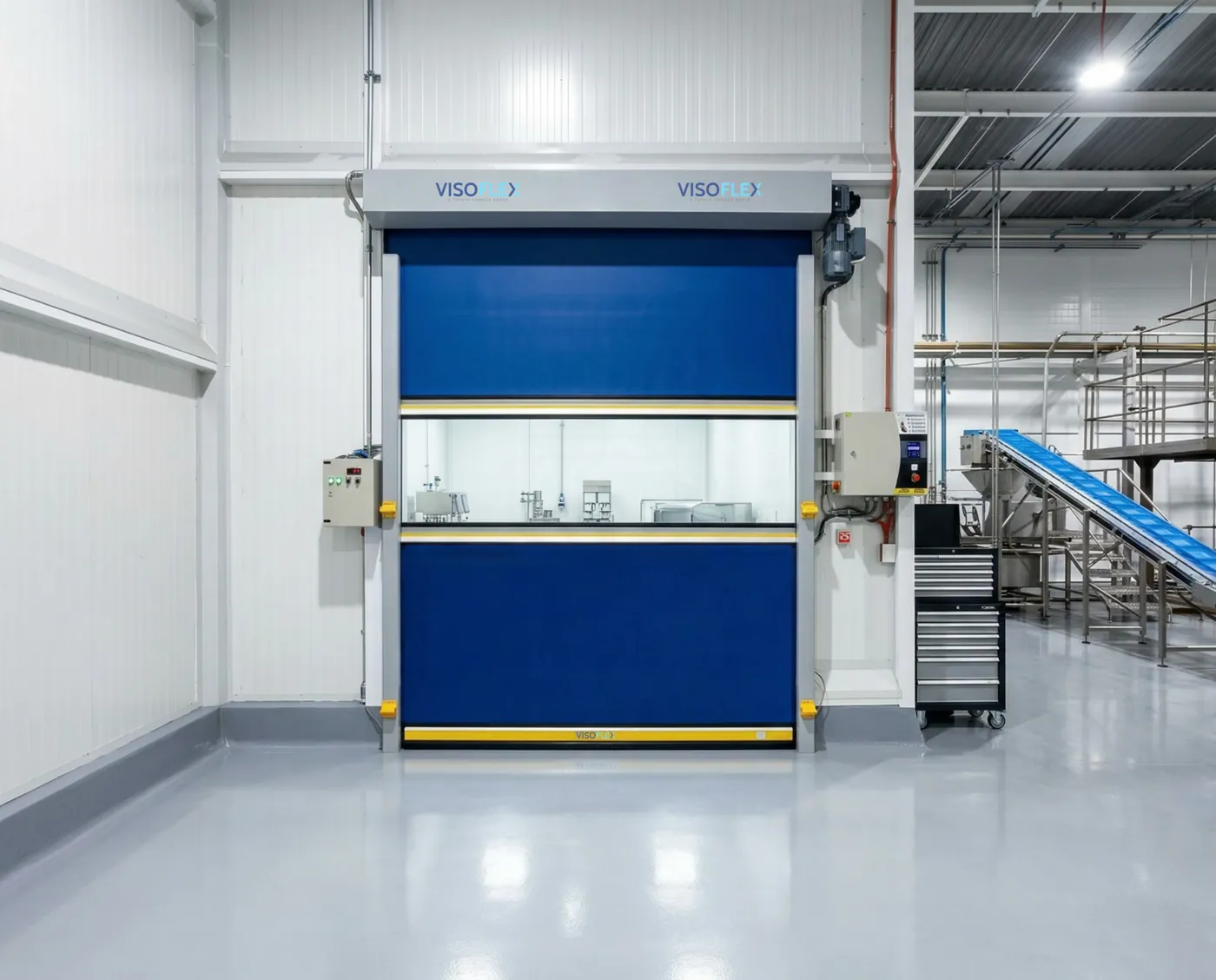 Porta rápida VFX302 azul com visor em indústria de alimentos, ao lado de esteira transportadora