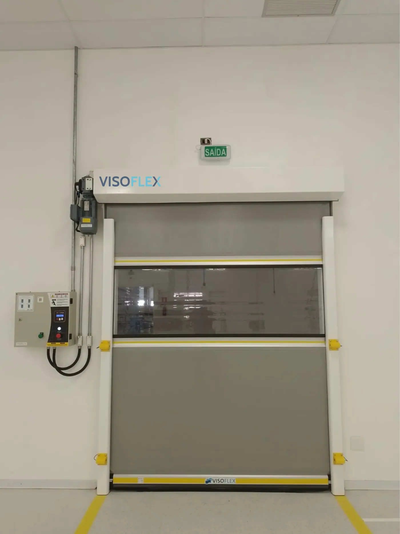 Porta rápida VFX302 com lona cinza e visor instalada em área interna