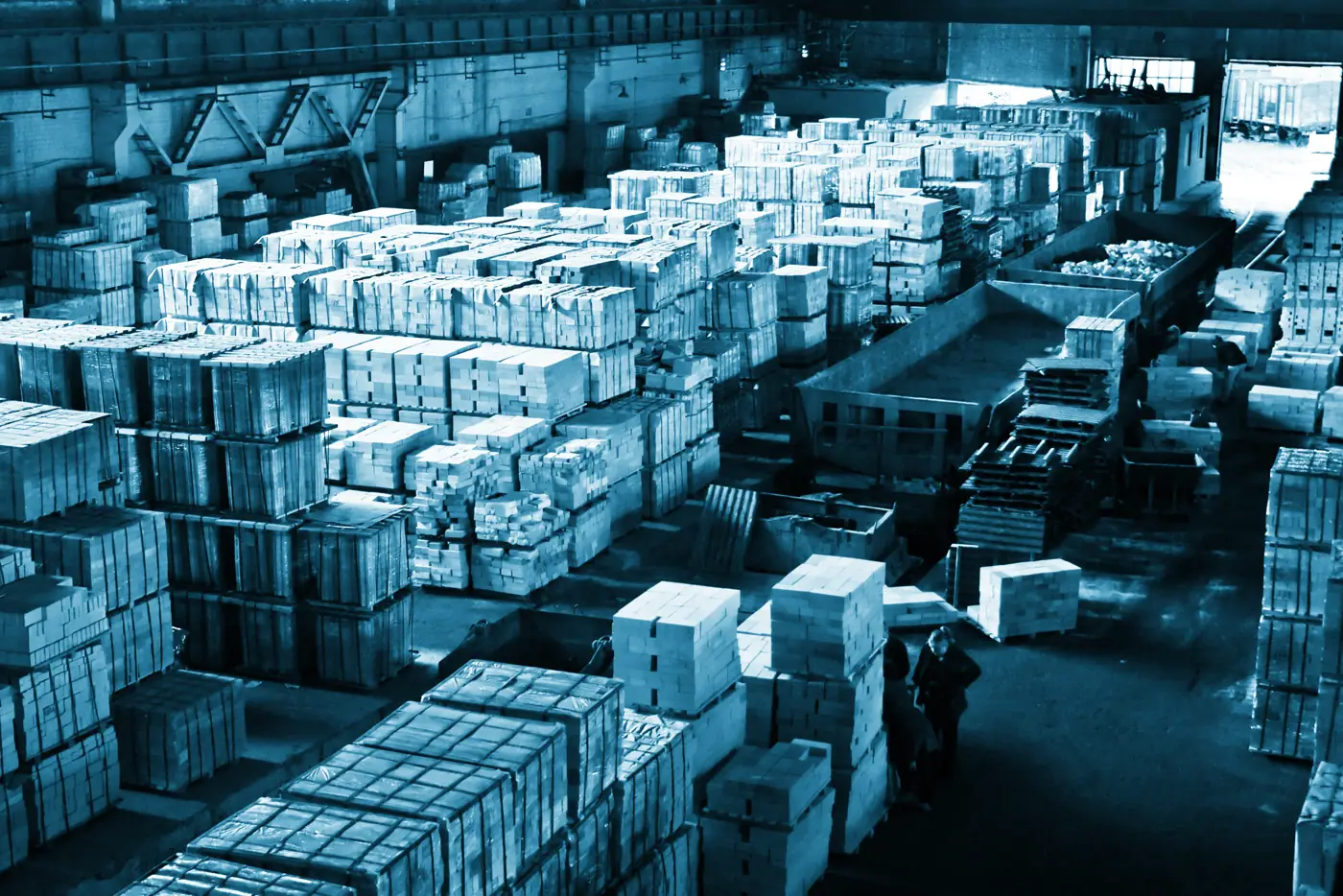 Galpão industrial amplo com produtos acabados estocados
