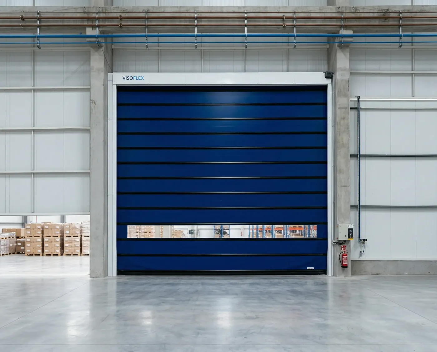 Porta rápida VFX501 azul de grandes dimensões instalada em armazém