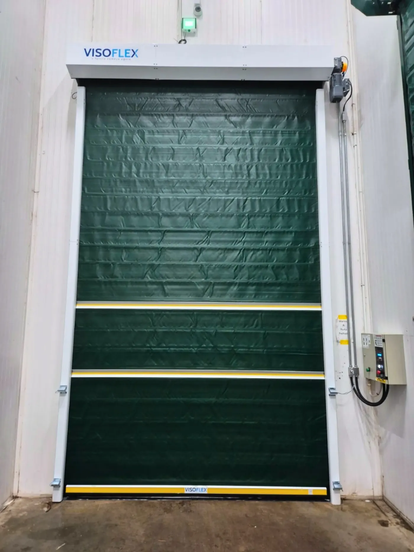 Porta rápida isolada Visoflex com lona verde instalada em câmara fria