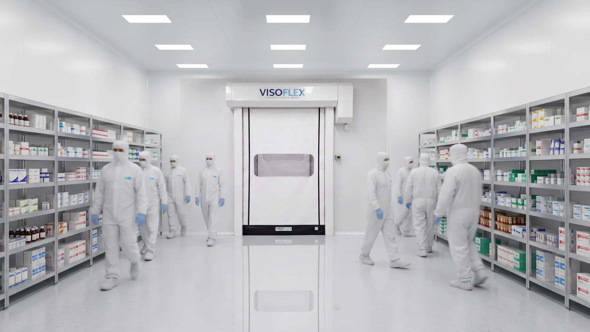 Porta rápida Visoflex VFX702 Clean branca com visor em sala limpa farmacêutica com operadores paramentados
