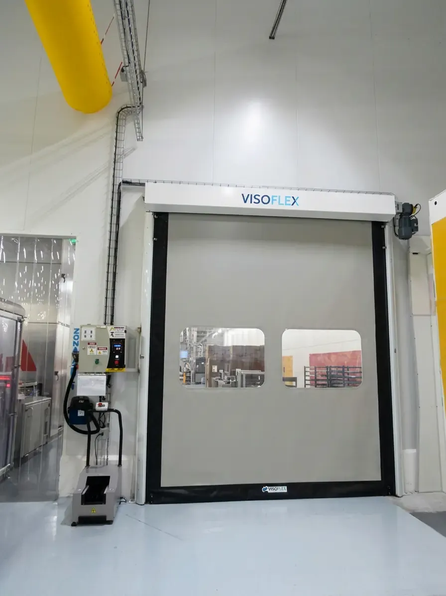 Porta rápida VFX702 Clean cinza com dois visores em área de produção