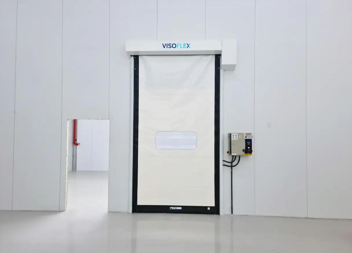 Porta rápida VFX702 Clean com lona clara instalada em sala limpa
