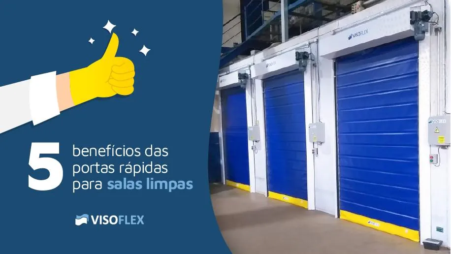 Portas rápidas azuis com soleira amarela em corredor industrial limpo