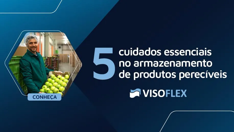 Funcionário de supermercado segurando caixa de maçãs verdes