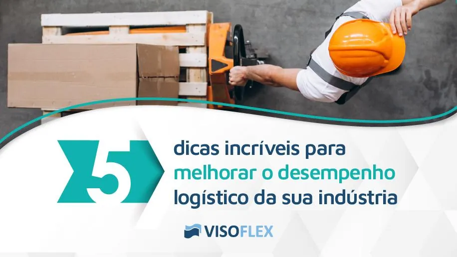 Operador com capacete laranja movimentando paletes com caixas