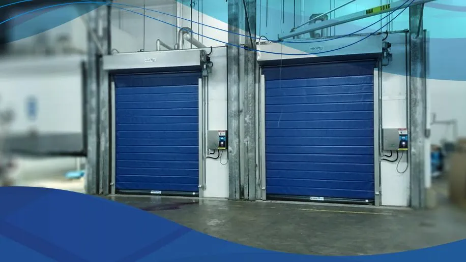 Duas portas rápidas Visoflex de lona azul instaladas em área industrial