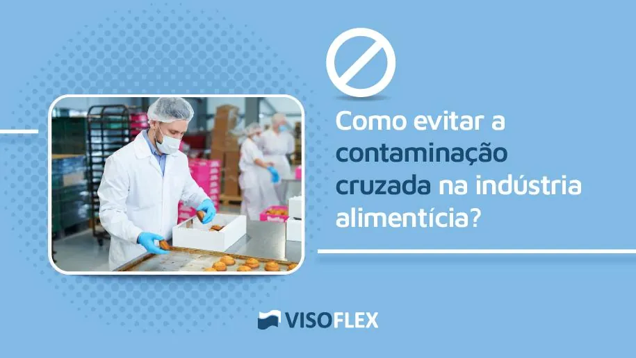 Profissional de touca, avental e luvas manipulando alimentos em bandeja