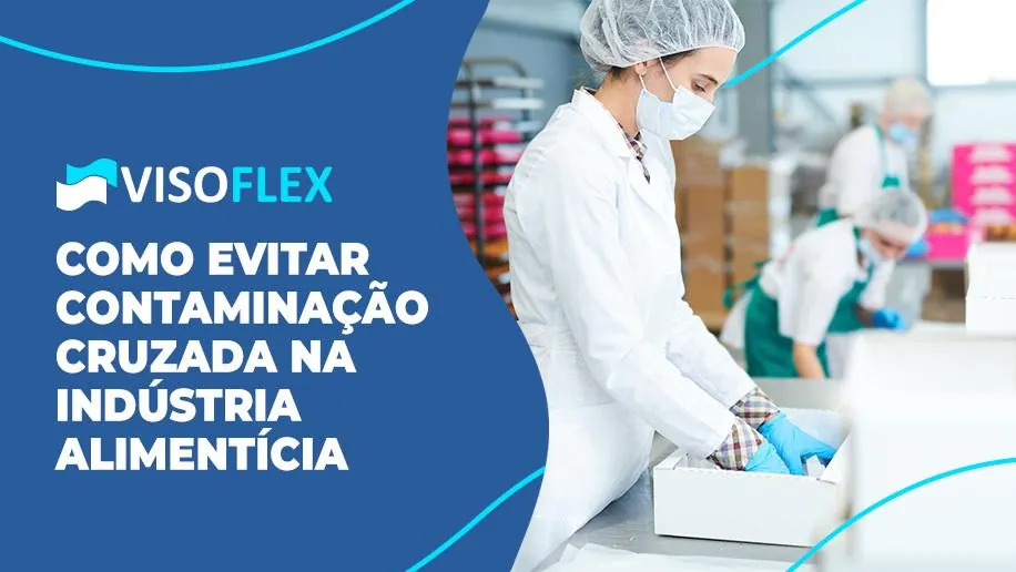 Profissional de touca, máscara e luvas embalando alimentos em linha de produção