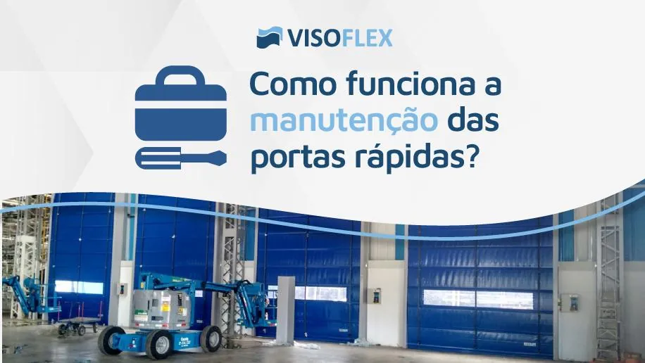 Portas rápidas azuis de grande porte em galpão industrial, com plataforma elevatória em primeiro plano