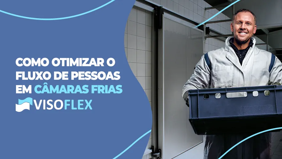 Operador sorridente com roupa térmica carregando caixa plástica em câmara fria