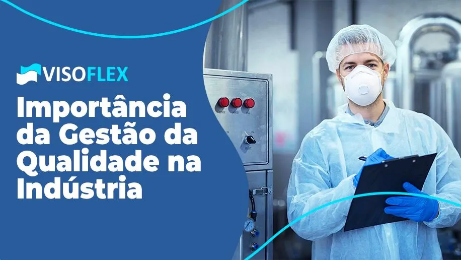 Profissional de touca e máscara com prancheta em linha de produção industrial
