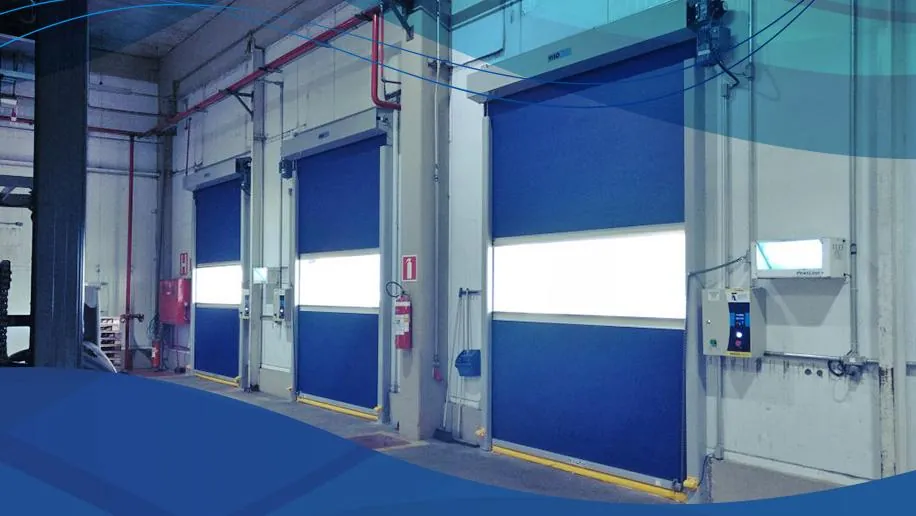 Ilustração isométrica de centro de distribuição com portas rápidas azuis, empilhadeira e caminhões