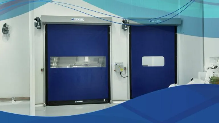 Duas portas rápidas Visoflex de lona azul com visores, lado a lado em área industrial