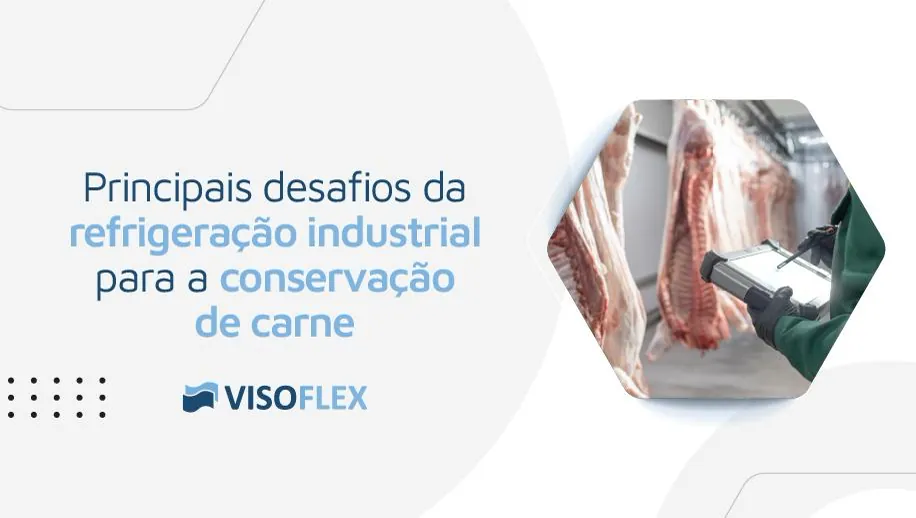 Inspetor com tablet ao lado de carcaças de carne em câmara frigorífica