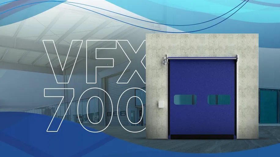Porta rápida VFX 700 com lona azul e dois visores, instalada em parede de concreto