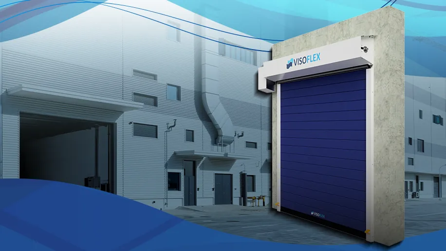 Porta rápida Visoflex de lona azul instalada na fachada de um galpão industrial