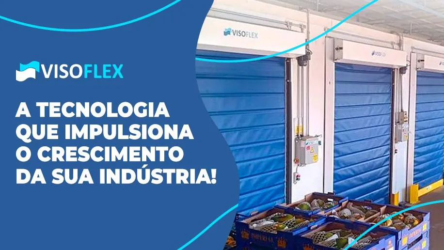 Portas rápidas Visoflex azuis em doca refrigerada, com caixas de frutas em primeiro plano
